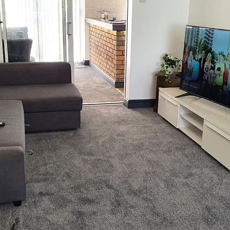 Green Haven Villa - 4Br Spacious House With Hot Tub, Ample Parking, Air Condition, Wifi, Netflix, Patio & Garden Kidlington Eksteriør bilde