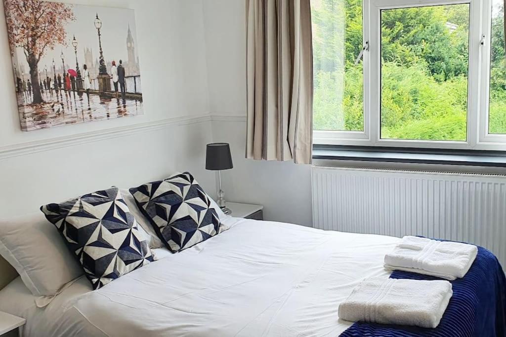 Green Haven Villa - 4Br Spacious House With Hot Tub, Ample Parking, Air Condition, Wifi, Netflix, Patio & Garden Kidlington Eksteriør bilde