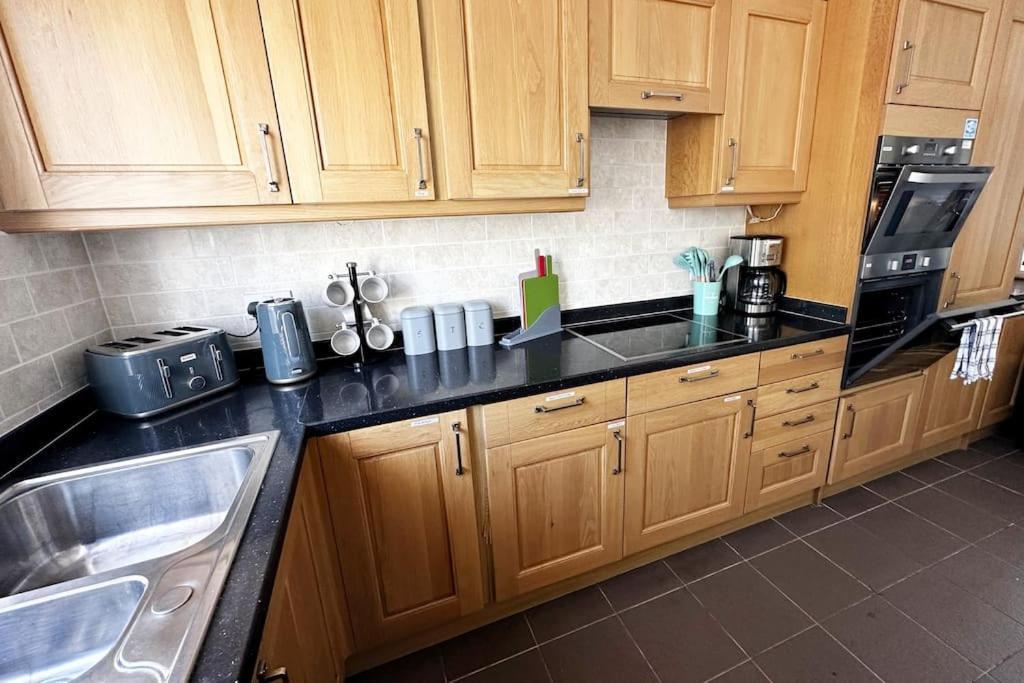 Green Haven Villa - 4Br Spacious House With Hot Tub, Ample Parking, Air Condition, Wifi, Netflix, Patio & Garden Kidlington Eksteriør bilde