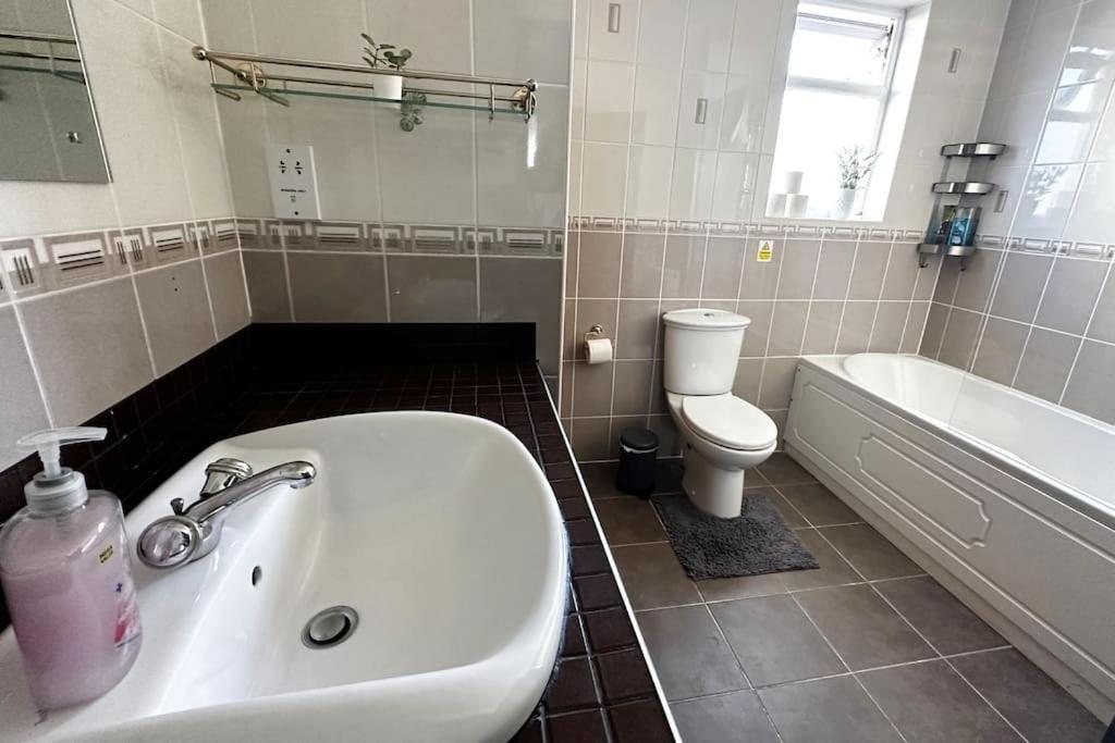 Green Haven Villa - 4Br Spacious House With Hot Tub, Ample Parking, Air Condition, Wifi, Netflix, Patio & Garden Kidlington Eksteriør bilde