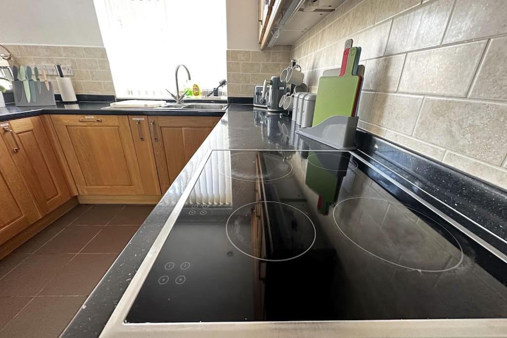Green Haven Villa - 4Br Spacious House With Hot Tub, Ample Parking, Air Condition, Wifi, Netflix, Patio & Garden Kidlington Eksteriør bilde