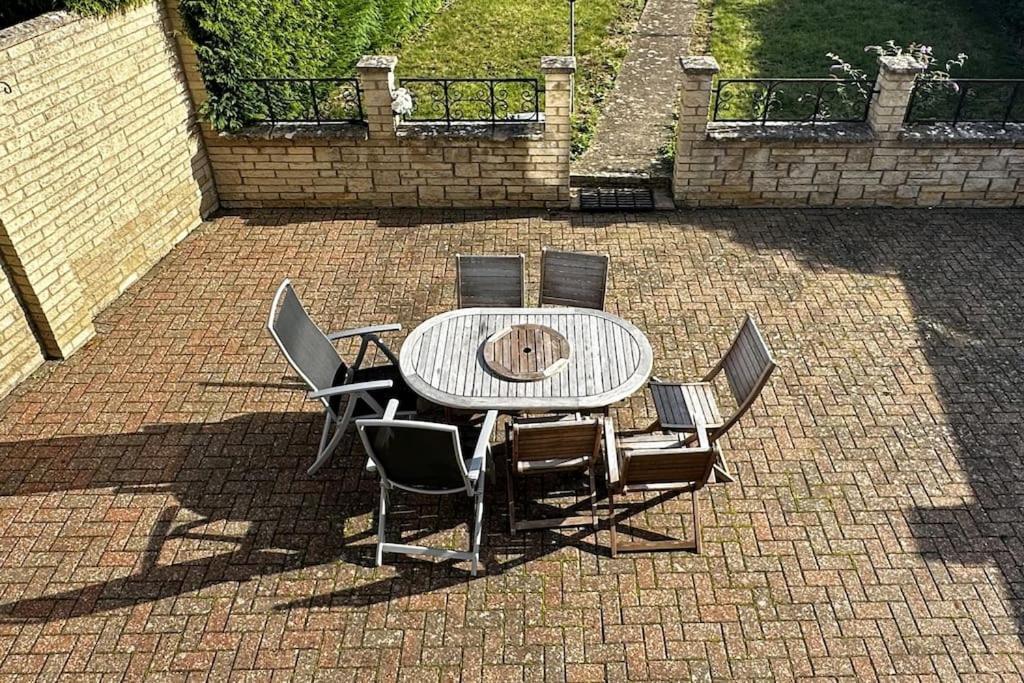 Green Haven Villa - 4Br Spacious House With Hot Tub, Ample Parking, Air Condition, Wifi, Netflix, Patio & Garden Kidlington Eksteriør bilde