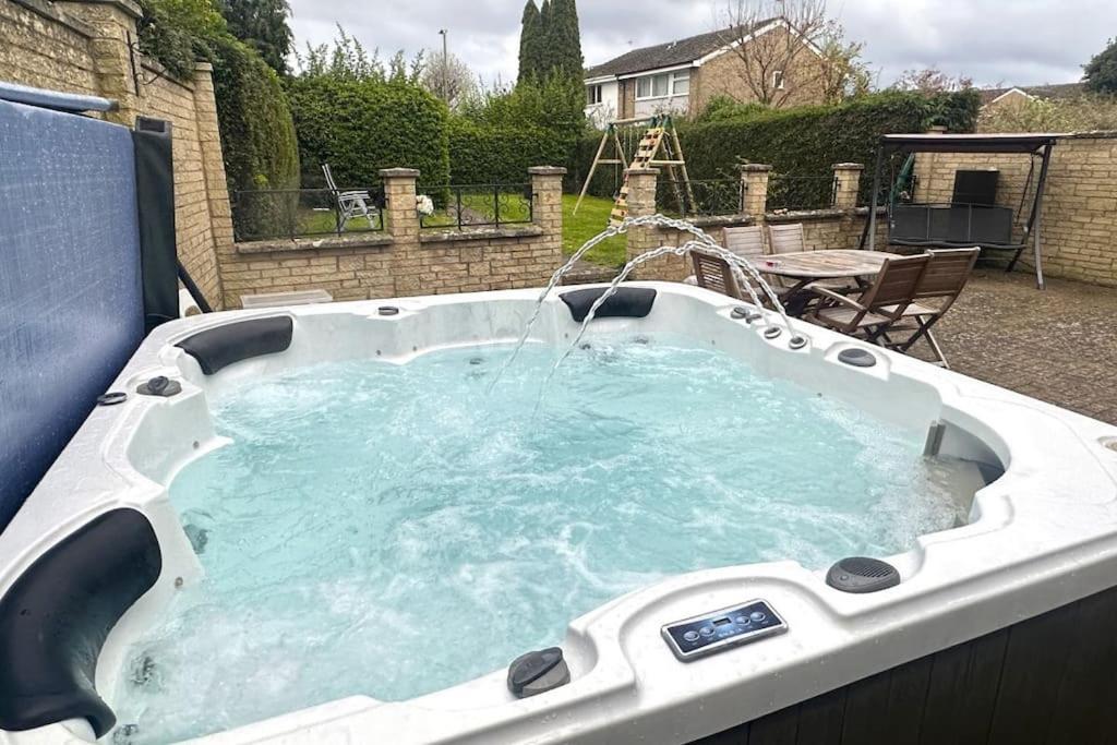 Green Haven Villa - 4Br Spacious House With Hot Tub, Ample Parking, Air Condition, Wifi, Netflix, Patio & Garden Kidlington Eksteriør bilde